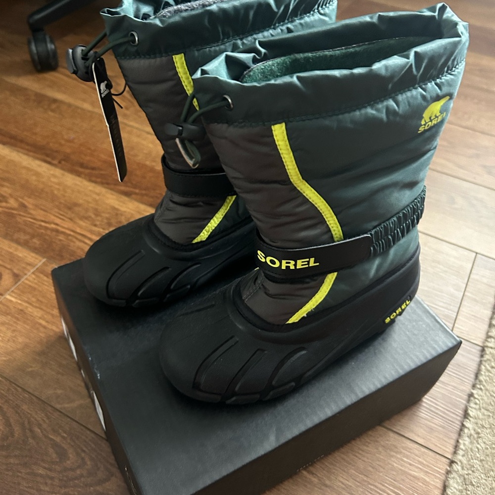 NWT and Box Sorel Flurry Snow Boots Size 2